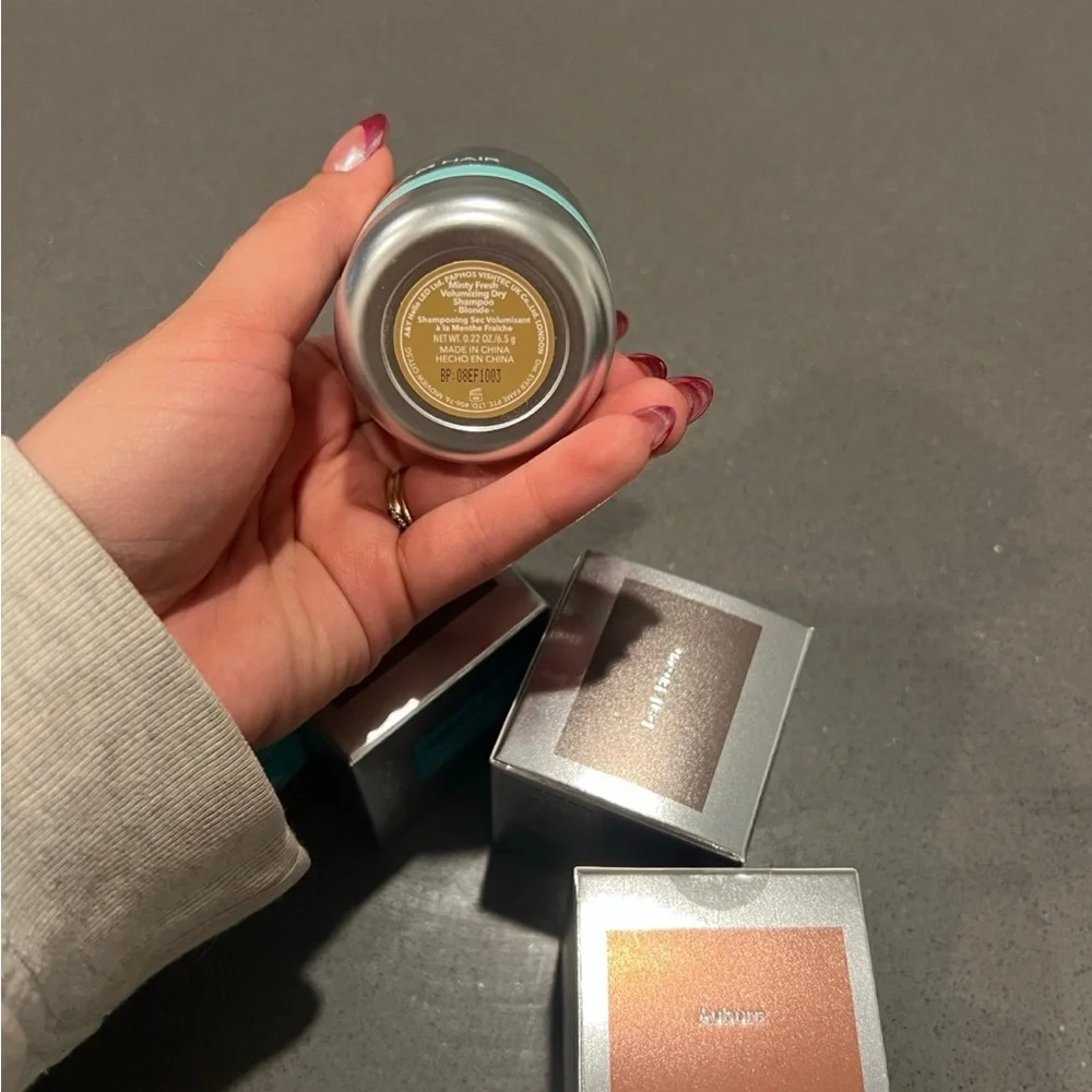 Travel size dry shampoo